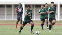 Gelandang Timnas Indonesia U-23, Billy Keraf, menggiring bola saat melawan Semen Padang pada laga ujicoba di Stadion Madya, Jakarta, Selasa (12/3). Keduanya bermain imbang 2-2. (Bola.com/Vitalis Yogi Trisna)