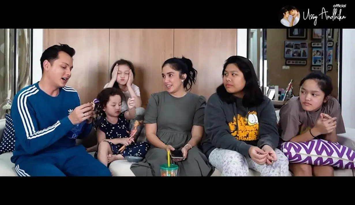 "Sebenarnya masak nggak baru-baru ini karena emang sering melakukan kegiatan ini juga. Cuma karena sekarang lagi WFH ya masa nonton drakor (drama Korea) lagi drakor lagi jadi ada kegiatan lah ya,” tutur Ussy Sulistiawaty saat dihubungi FIMELA, Minggu (12/4/2020). (Instagram/ussypratama)