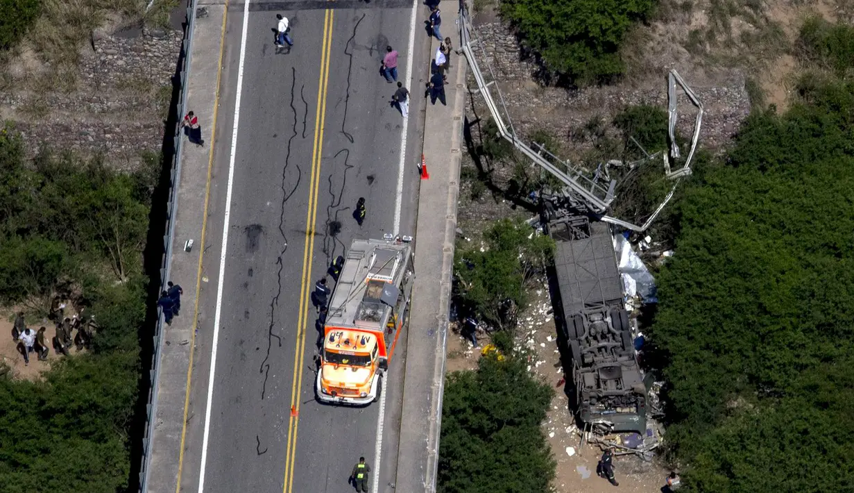 Pandangan udara bus yang terbalik akibat jatuh dari sebuah jembatan di utara Provinsi Salta, Argentina, Senin (14/12). Sedikitnya 42 polisi tewas dan lainnya terluka ketika bus yang mereka tumpangi jatuh ke dalam jurang. (REUTERS/Javier Corbalan)