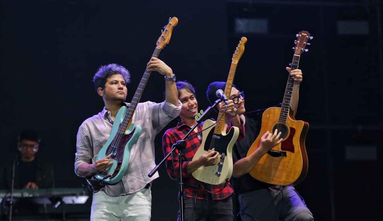 Suasana semakin hangat ketika Sheila on 7 memberikan kejutan spesial bagi penonton. Tampak dalam foto, grup band legendaris asal Yogyakarta, Sheila On 7 saat tampil pada hari kedua gelaran KapanLagi Buka Bareng (KLBB) Festival 2026 di Stadion Madya, Kompleks Gelora Bung Karno, Senayan, Jakarta, Minggu 1 Maret 2026. (Fimela.com/Adrian Putra)