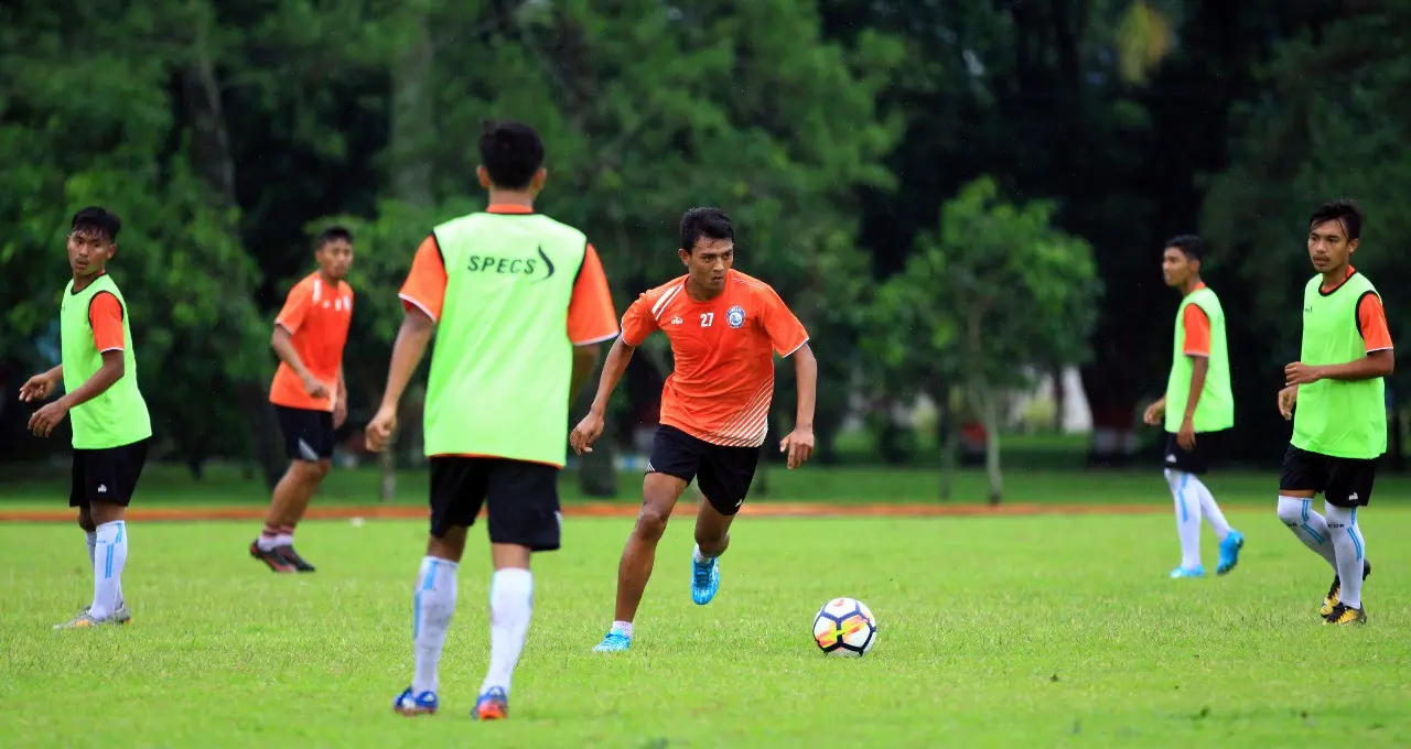 Penggawa Arema FC berlatih di Lapangan Dirgantara, Malang, Jawa Timur, Rabu (20/12/2017). (Liputan6.com/Rana Adwa)