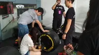 Berbagai pengalaman menarik ditawarkan disajikan penyelenggara balapan F1 GP Singapura, salah satunya Pitstop Challenge. (Bola.com/Muhammad Wirawan Kusuma)