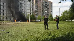 Serangan itu menghantam lingkungan perumahan, merusak sebuah gedung bertingkat dan mobil-mobil warga. (AP Photo/Oleksandr Magula)