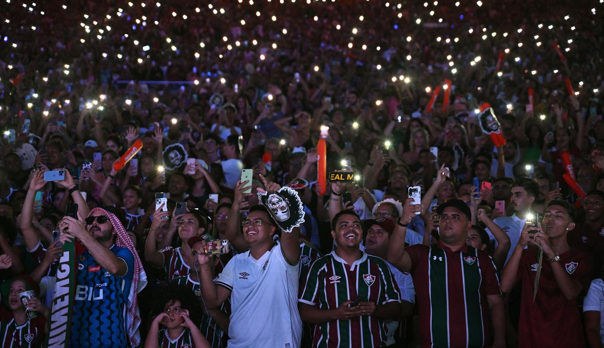 Sejumlah penggemar memberikan sambutan saat perkenalan pemain baru Fluminense, Marcelo di Stadion Maracana, Rio de Janeiro, Brasil, Sabtu (11/03/2023) WIB. Mantan pemain Real Madrid tersebut bergabung hingga Desember 2024. (AFP/Carl De Souza)