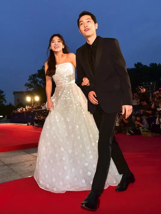 Beberapa waktu lalu pasangan ini telah mengumumkan tanggal pernikahan mereka melalui pihak agensi masing-masing. Menyusul kabar selanjutnya, Joong Ki telah melamar Song Hye Kyo di Jepang. (AFP/Bintang.com)