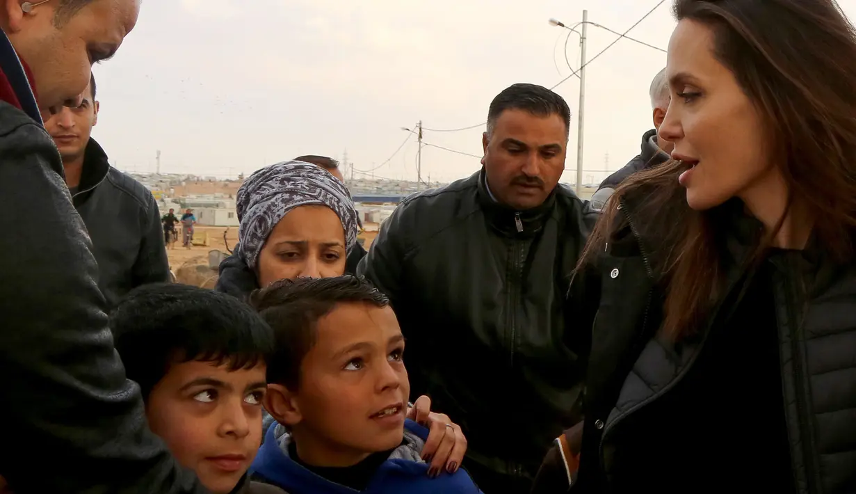 Sementara itu, Angelina Jolie sendiri selalu ingin membantu pengungsi Suriah. (KHALIL MAZRAAWI  AFP)