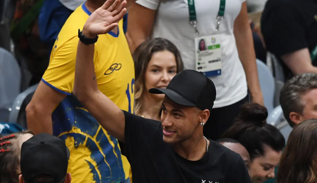 Neymar menyapa fans saat mendukung timnas Brasil berlaga pada final bola voli Olimpiade Rio 2016 melawan Italia di Stadion Maracanazinho, Rio de Janeiro, (21/8/2016). (AFP/Kirill Kudryavtsev)