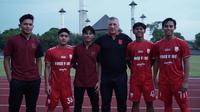 Misha Radovic dan lima pemain muda Persis Solo. (Bola.com/Wahyu Pratama)