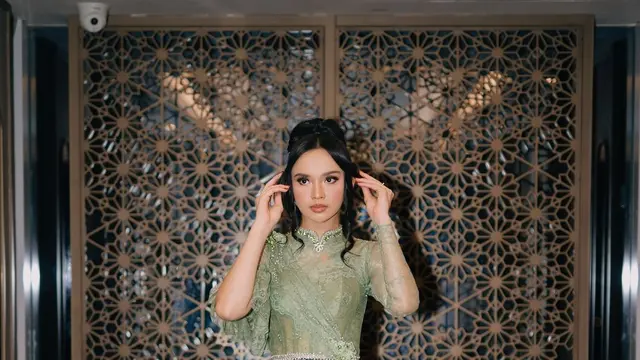 Inspirasi kebaya brokat (credit: instagram/lyodraofficial)