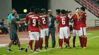 Pelatih Timnas Indonesia U-16, Fachri Husaeni memberikan arahan kepada timnya saat melawan Thailand U-16 pada laga grup G Piala AFC U-16 di Stadion Rajamangala, Bangkok, Senin (18/9/2017). Timnas Indonesia U-16 menang 1-0. (Bola.com/PSSI)