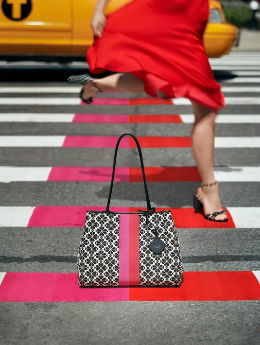Dalam kampanye terbaru Kate Spade New York ini, ada semangat optimisme yang hidup di jalanan kota New York. Menggunakan lagu "Downtown" yang diaransemen modern, para penari menampilkan koleksi musim gugur 2021 sambil menyoroti landmark ikonis New York. Foto: Document/Kate Spade New York.