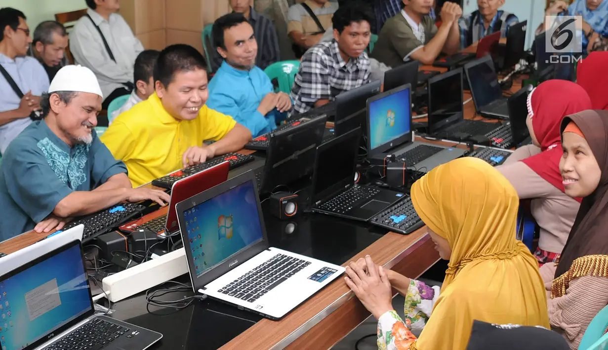 Foto Kebahagiaan Penyandang Tunanetra Saat Belajar Komputer Berbicara