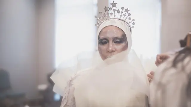 Potret Melly Goeslaw di Jakarta Fashion Week 2020 (sumber: instagram/melly_goeslaw)