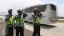 Polisi gunakan alat pendeteksi laju kendaraan di ruas tol Cikampek-Palimanan KM.165, Majalengka, (14/12). Perihal mengenai kecepatan kendaraan di jalan tol, diharapkan mengurangi kecelakaan akibat kendaraan yang melaju cepat. (Liputan6.com/Angga Yuniar)