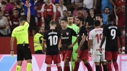 Pemain Athletic Bilbao, Ander Herrera (kiri ketiga) diganjar kartu merah oleh wasit pada laga lanjutan Liga Spanyol melawan Sevilla di Ramon Sanchez Pizjuan stadium, Sevilla, 8 Oktober 2022. Ander Herrera pernah berseragam Manchester United pada 2014 setelah direkrut dari Athletic Bilbao dengan harga 36 juta euro. Sempat bergabung dengan PSG, namun ia kini kembali lagi ke Athletic Bilbao. (AFP/Cristina Quicler)