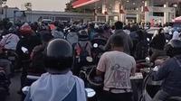 Kondisi antrean panjang di SPBU Batakan, Balikpapan Timur terjadi hingga Senin (19/5/2025) malam.