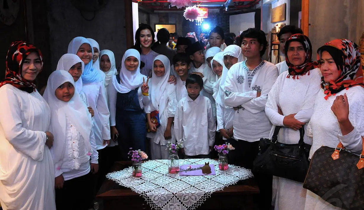 Acara ditutup dengan sesi foto bersama yang semakin menambah keakraban antara Raisa dengan para fans-nya, Jakarta, Jumat (18/7/14). (Liputan6.com/Faisal R Syam)