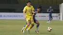 Pemain Persib Bandung U-19, Beckham (kanan ) berebut bola dengan pemain Bhayangkara FC U-19, Aria Bagaskara pada Liga 1 U-19 di Stadion Patriot, Bekasi, (21/7/2017). Persib U-19 bermain imbang 1-1. (Bola.com/Nicklas Hanoatubun)