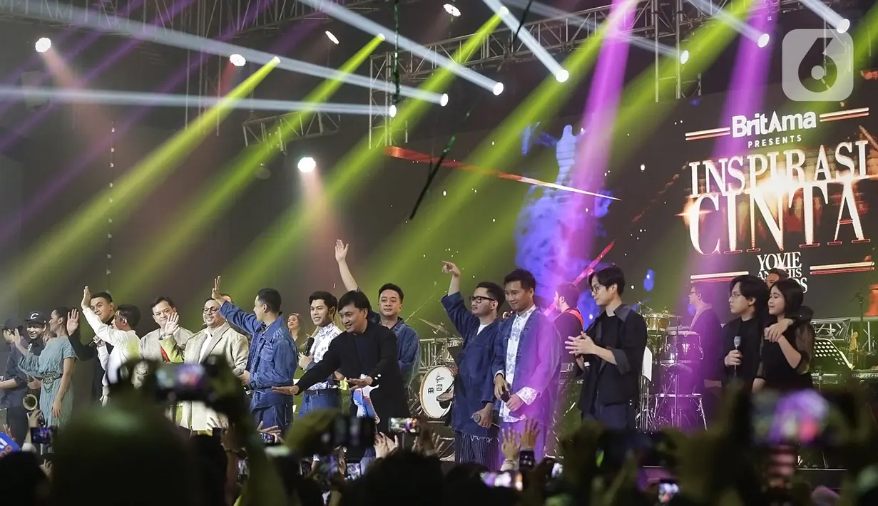 Suasana konser Inspirasi Cinta Yovie and His Friends di Sasana Budaya Ganesha (Sabuga) ITB, Bandung, Rabu (20/11/2019).  Lebih 30 lagu hits ciptaan Yovie dibawakan dengan berbagai versi, memanjakan telinga,visual, dan rasa di konser tersebut. (Fimela.com/Bambang E. Ros)