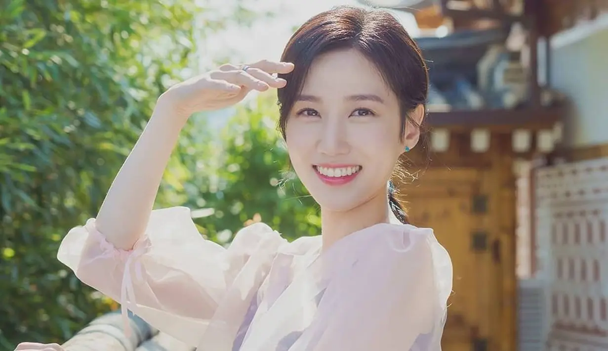 Gunakan busana berwarna putih, penampilan Park Eun Bin satu ini pun begitu manis. Dirinya juga terlihat menggunakan makeup natural serta rambut yang diikat sederhana. (Liputan6.com/IG/@eunbining0904)
