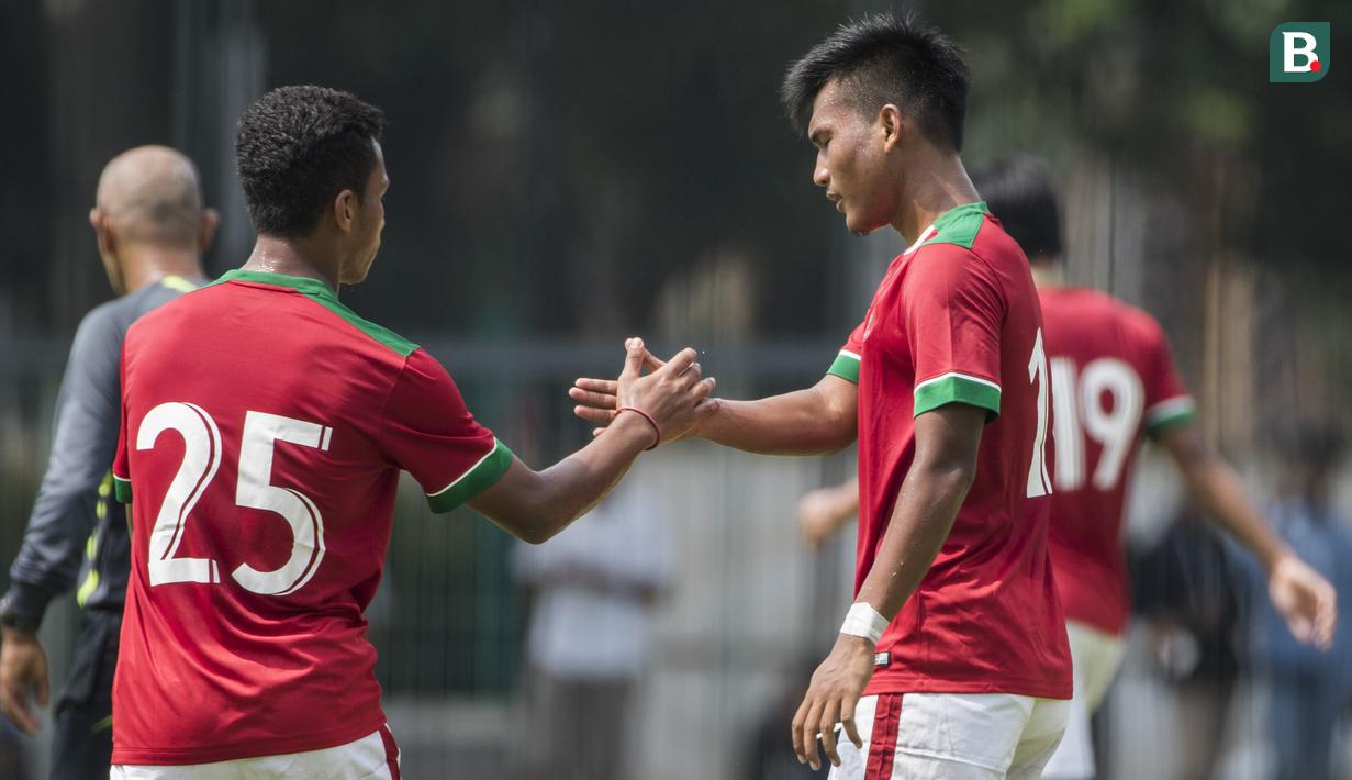 Pemain Timnas Indonesia U-23, Nur Hardianto, merayakan gol bersama Osvaldo Haay ke gawang Timnas Indonesia U-19 saat uji coba di Lapangan ABC Senayan, Jakarta, Sabtu (24/2/2018). Timnas U-23 menang 5-0 atas Timnas U-19. (Bola.com/Vitalis Yogi Trisna)