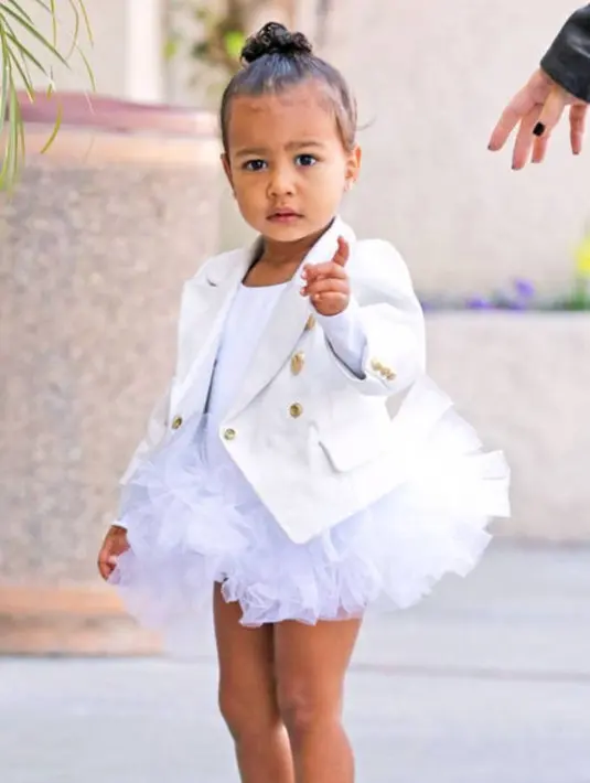 Kim Kardashian pernah mengunggah potret North West saat memakai baju balet dengan rambut yang dikuncir. Gemas banget! (instagram/kimkardashian)