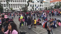 Pengunjung memadati kawasan Kota Tua, Jakarta, Jumat (16/2). Wisata Kota Tua menjadi salah satu alternatif favorit warga libur Tahun baru Imlek 2018 selain murah juga memiliki nilai edukatif dan historis. (Liputan6.com/Immanuel Antonius)