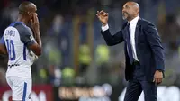 Cara pelatih Inter Milan, Luciano Spalletti memberikan petunjuk kepada Joao Mario saat melawan AS ROma pada lanjutan Serie A di Olympic Stadium, Roma (26/8/2017). Inter menang 3-1.(Riccardo Antimiani/ANSA via AP)