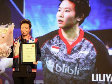 Mantan pebulu tangkis ganda campuran Indonesia, Liliyana Natsir resmi masuk dalam BWF Hall of Fame atas raihan prestasinya selama masih bermain hingga memutuskan pensiun pada 2019. Penobatan Butet, sapaan karibnya sebagai penerima gelar BWF Hall of Fame dilakukan di Istora Senayan, Jakarta, Sabtu (18/6/2022) jelang berlangsungnya laga semifinal Indonesia Open 2022. (Bola.com/Bagaskara Lazuardi)