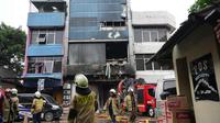 Sebelumnya, 20 orang dilaporkan meninggal dunia dalam insiden kebakaran hebat yang menghanguskan Gedung Terra Drone di Kemayoran, Jakarta Pusat. Tampak dalam foto, personel dari Dinas Penanggulangan Kebakaran dan Penyelamatan saat berada di sekitar gedung perkantoran yang terbakar di Jakarta, Selasa 9 Desember 2025. (AP Photo/Dita Alangkara)