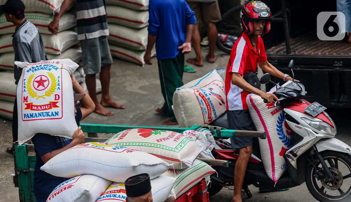 Aktivitas pekerja saat mengangkat karung berisi beras yang akan dijual di Pasar Kebayoran Lama, Jakarta, Rabu (17/4/2024). (Liputan6.com/Angga Yuniar)
