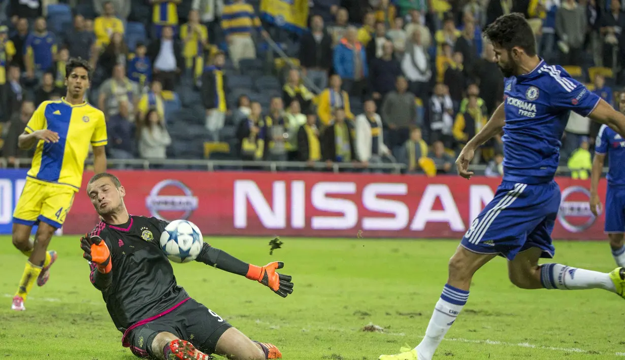 Kiper Maccabi Tel Aviv, Predrag Rajkovic menghalau bola sepakan pemain Chelsea, Diego Costa pada laga lanjutan Liga Champion grup G di Stadion Sammy Ofer, Israel, Rabu (25/11/2015). dini hari WIB.  (AFP Photo/Jack Guez).