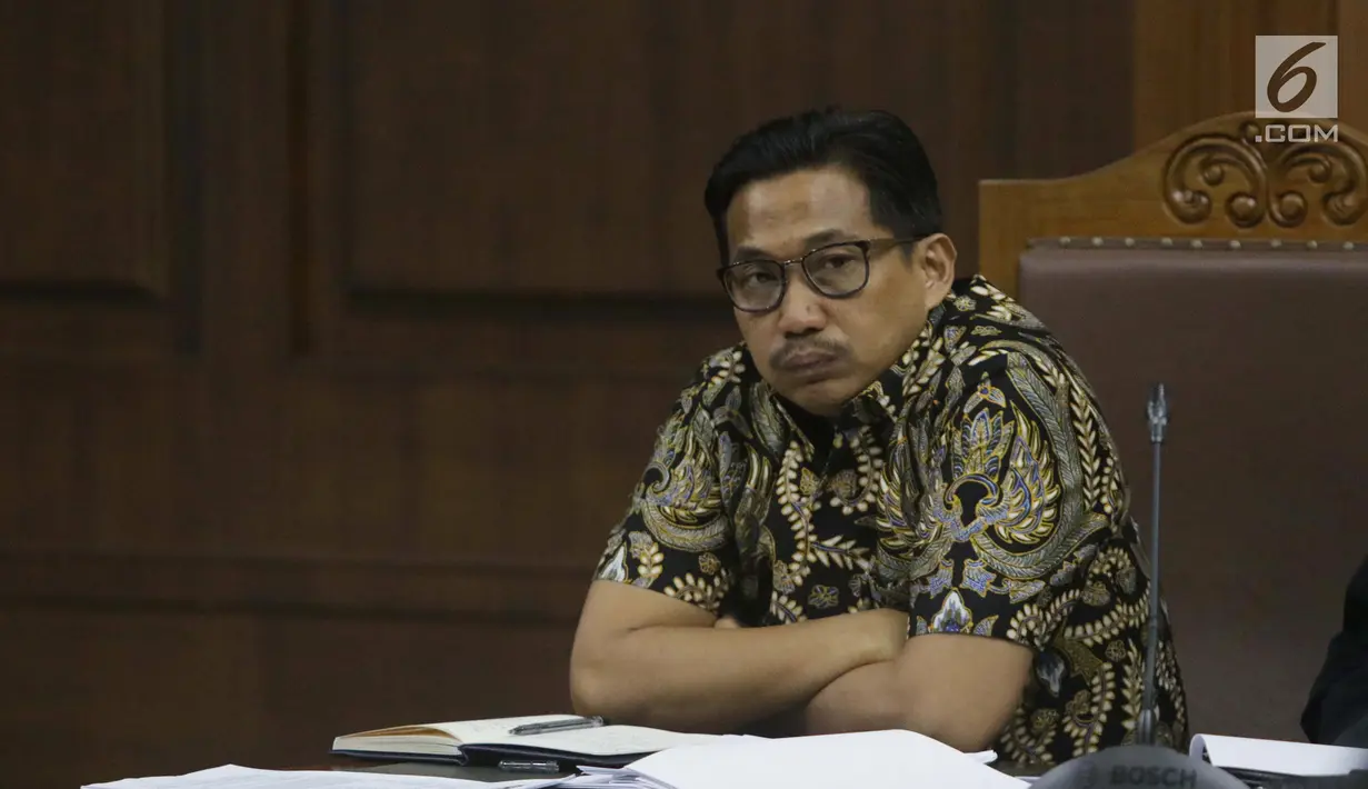 Terdakwa dugaan suap/gratifikasi terkait kerja sama jasa pelayaran yang juga anggota komisi VI DPR RI, Bowo Sidik Pangarso menyimak keterangan saksi saat sidang lanjutan di Pengadilan Tipikor, Jakarta, Rabu (28/8/2019). Sidang mendengar keterangan saksi. (Liputan6.com/Helmi Fithriansyah)