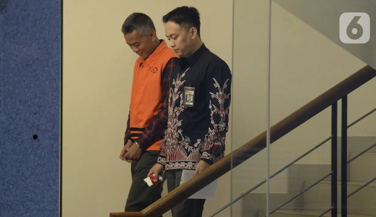 Mantan Komisioner KPU, Wahyu Setiawan dikawal petugas usai menjalani pemeriksaan oleh penyidik di Gedung KPK, Jakarta, Selasa, (21/1/2020). Wahyu Setiawan diperiksa sebagai tersangka terkait kasus dugaan penerimaan hadiah atau janji penetapan anggota DPR Terpilih 2019-2024. (merdeka.com/Dwi Narwoko)
