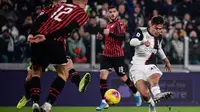 Striker Juventus, Paulo Dybala, melepas tendangan saat melawan AC Milan pada laga Serie A Italia di Stadion Allianz, Turin, Minggu (10/11). Juventus menang 1-0 atas Milan. (AFP/Marco Bertorello)