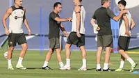 Barcelona bakal segera memulai musim di La Liga. Xavi Hernandez selaku pelatih kepala Barcelona tampak berbicara dengan Robert Lewandowski di sesi latihan (AFP)