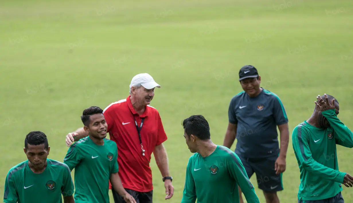 Pelatih Timnas Indonesia, Alfred Riedl, tampak rileks bercanda dengan Andik Vermansah usai sesi latihan di Lapangan SPH Karawaci, Banten, Senin (12/12/2016). (Bola.com/Vitalis Yogi Trisna)