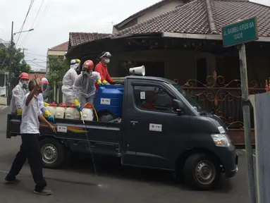Petugas PMI menyemprotkan cairan disinfektan di Perumahan Ori Pondok Bambu, Jakarta, Kamis (10/2/2022). Penyemprotan ini dilakukan pada lingkungan perumahan sebagai upaya untuk menekan angka penyebaran Virus Covid-19 varian Omicron yang terus meningkat. (merdeka.com/Imam Buhori)