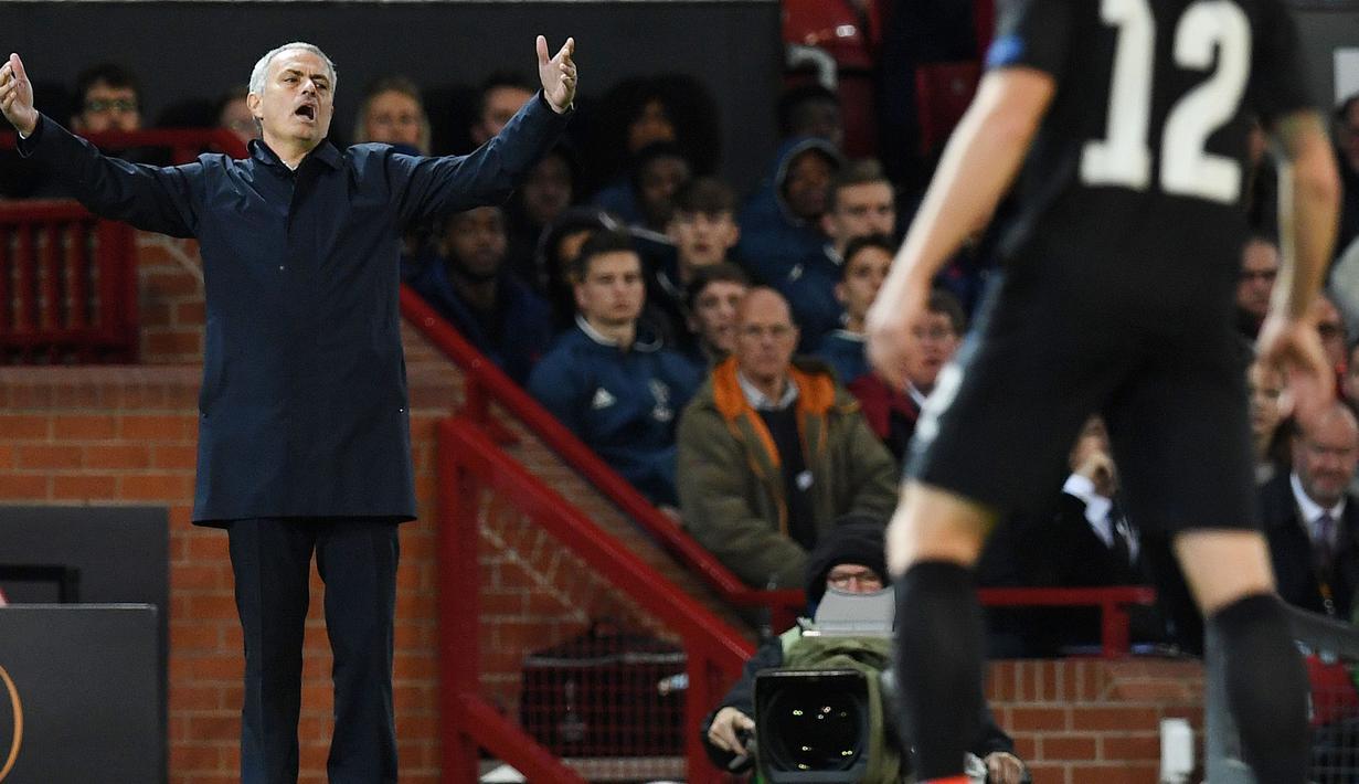 Ekspresi  Jose Mourinho atas keputusan wasit saat melawan FC Zorya Luhansk pada laga kedua Grup A Liga Europa di Old Trafford, Jumat (30/9/2016) dini hari WIB. MU menang 1-0. (AFP/Paul Ellis)