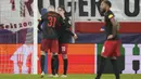 Reaksi kecewa para pemain RB Salzburg setelah menelan kekalahan 1-3 dari Benfica pada laga matchday keenam Grup D Liga Champions 2023/2024 di Red Bull Arena, Salzburg, Austria, Rabu (13/12/2023) dini hari WIB. (AP Photo/Matthias Schrader)
