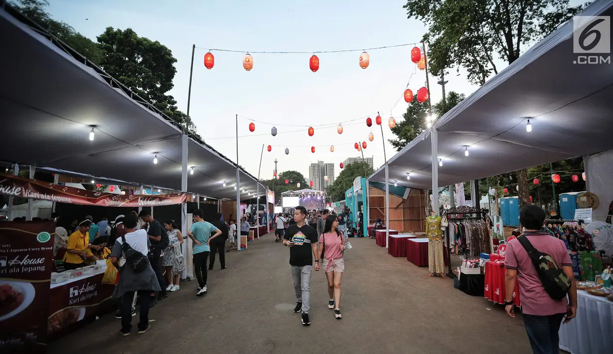 Pengunjung berjalan-jalan pada hari pertama acara Jak-Japan Matsuri 2018 di Gelora Bung Karno, Senayan, Jakarta, Sabtu (8/9). Untuk bisa menikmati acara, Anda hanya perlu merogoh kocek sebesar Rp 40.000. (Liputan6.com/Faizal Fanani)