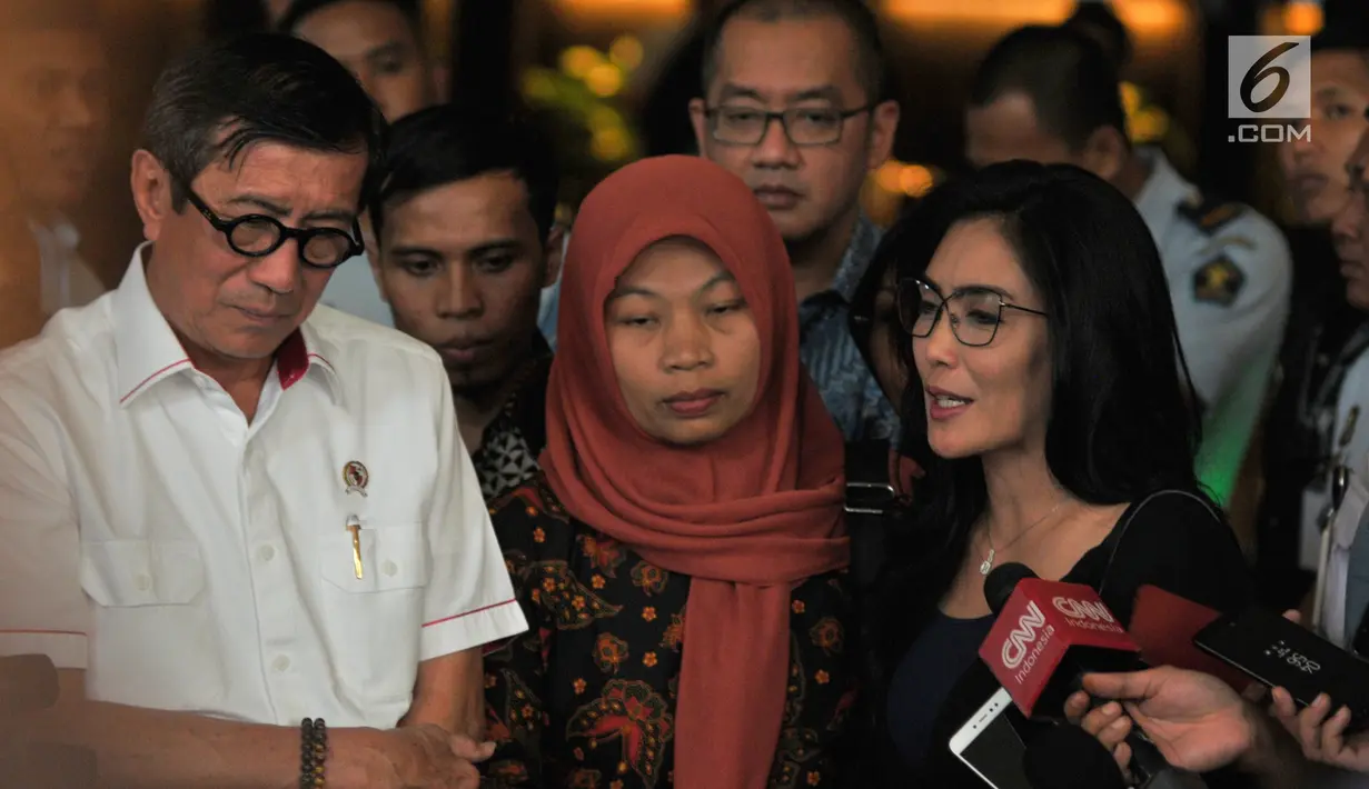Politikus PDIP Rieke Diah Pitaloka (kanan) memberi keterangan usai menemani terpidana kasus pelanggaran ITE Baiq Nuril bertemu Menkumham Yasonna Laoly di Kantor Menkumham, Jakarta, Senin (8/7/2019). Pertemuan Baiq Nuril dan Yasonna Laoly untuk membahas pemberian amnesti. (merdeka.com/Iqbal Nugroho)