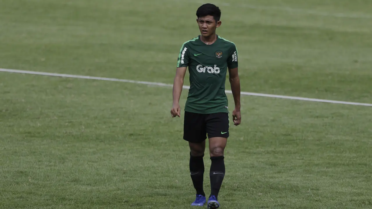 Pemain Timnas Indonesia U-22, Firza Andika, mengamati rekannya. (Bola.com/Yoppy Renato)