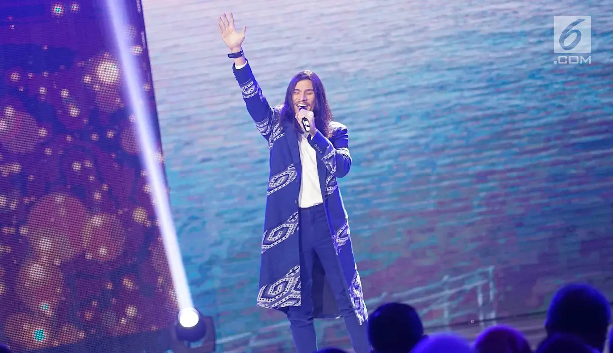 Penampilan penyanyi Virzha dalam ajang Liputan6 Awards 2019 di Jakarta, Sabtu (25/5/2019). Liputan6 Awards 2019 bertajuk “Untukmu Indonesia tersebut merupakan program bakti kepada Indonesia sebagai bentuk kontribusi untuk bangsa terkait perdamaian. (Liputan6.com/Immanuel Antonius)
