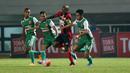 Boaz Solossa saat dihadang para pemain PS TNI pada laga Torabika SC 2016 di Stadion Pakansari, Bogor, Minggu (19/6/2016). Persipura Menang 3-1. (Bola.com/Nicklas Hanoatubun)