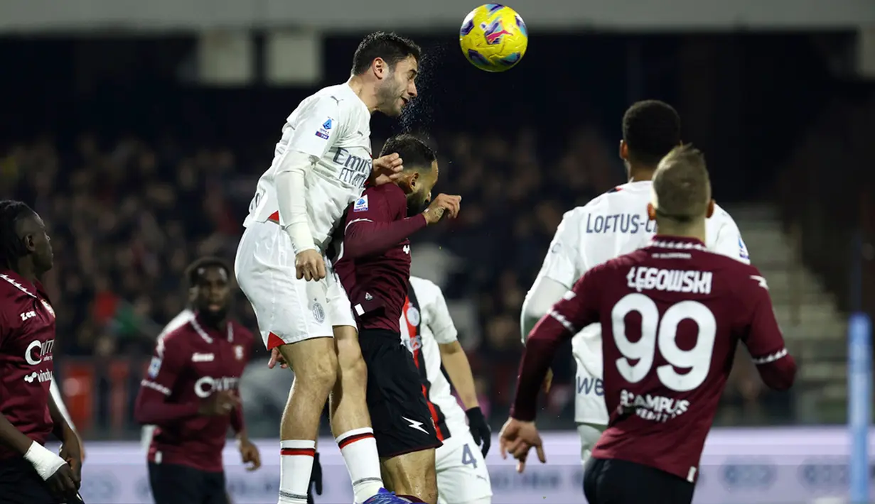 Pemain pengganti AC Milan Luka Jovic dapat menyelamatkan skuad asuhan Stefano Pioli dari kekalahan setelah mencetak gol ketika laga memasuki menit ke-90 dan membuat laga berkesudahan dengan skor 2-2. (Alessandro Garofalo/LaPresse via AP)