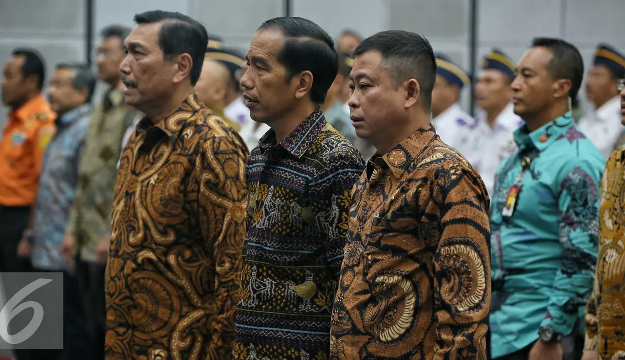 Presiden Joko Widodo bersama Menteri Perhubungan Ignasius Jonan dan Menkopolhukam Luhut Binsar Panjaitan hadir menyaksikan penandatanganan 12 Kontrak Kegiatan Strategis Kemenhub 2016, Jakarta, Senin (18/1). (Liputan6.com/Faizal Fanani)