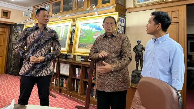 Calon wakil presiden (cawapres) nomor urut 2, Gibran Rakabuming Raka bertemu dengan Ketua Majelis Tinggi Partai Demokrat Susilo Bambang Yudhoyono (SBY) di kediaman SBY, di Cikeas, Bogor, Jawa Barat, Senin (5/2) pagi (Istimewa)