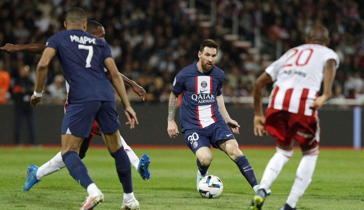 Kylian Mbappe dan Lionel Messi menjadi bintang kemenangan PSG. Mbappe memborong dua gol dan satu assist, sementara Messi menyumbang satu gol dan dua assist. (AFP/Pascal Pochard-Casabianca)