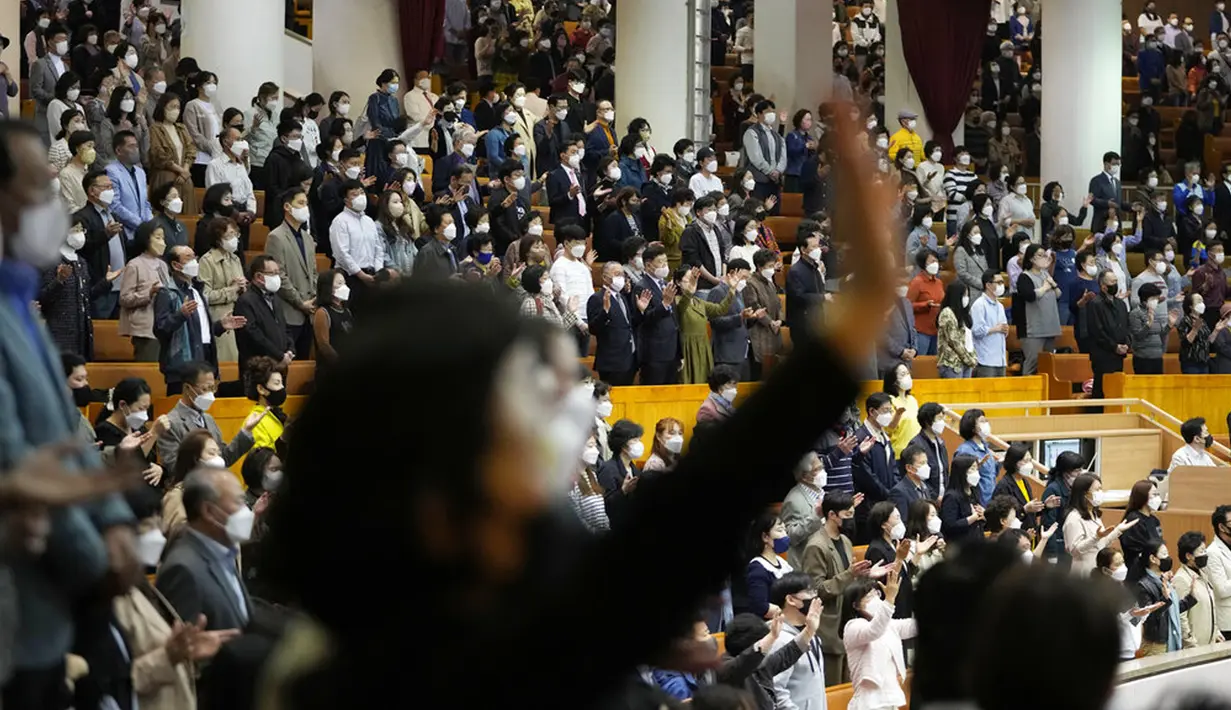 Umat Kristiani mengenakan masker saat menghadiri kebaktian Paskah di Yoido Full Gospel Church, Seoul, Korea Selatan, Minggu (17/4/2022). Gereja menggelar kebaktian Paskah dengan dihadiiri 70 persen dari kapasitas jemaah untuk mencegah penularan virus corona COVID-19. (AP Photo/Lee Jin-man)